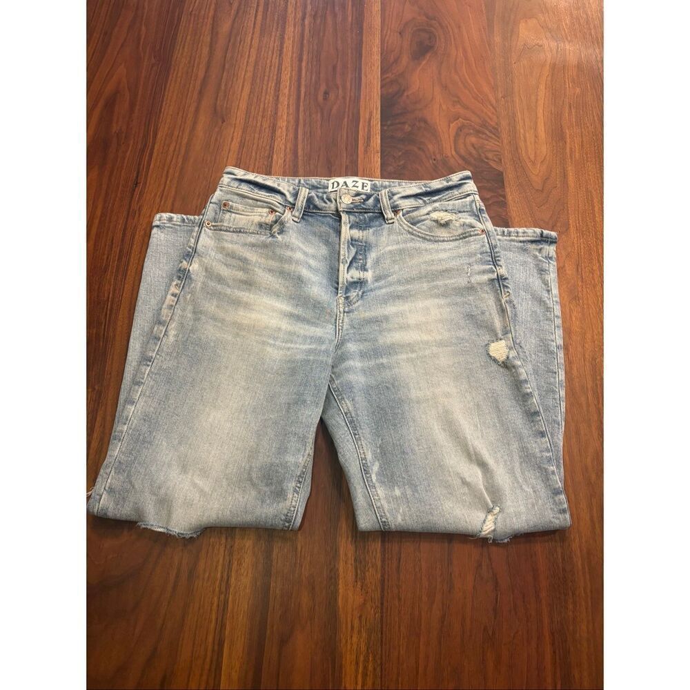 Daze Women's Light Wash Button Fly Straight Leg Whiskering Ripped Jeans Size 28